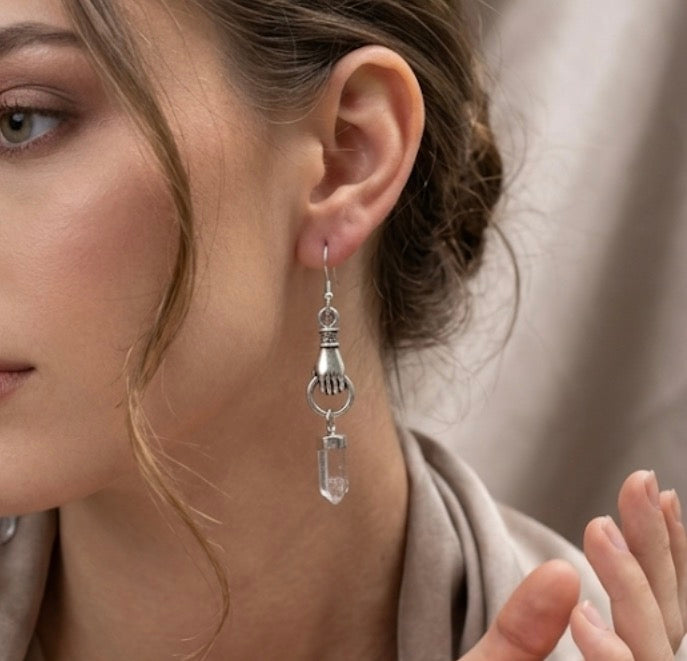 Aretes mano divina