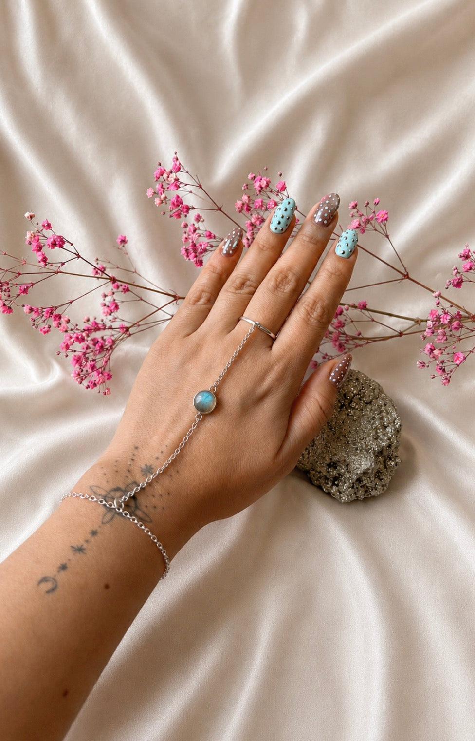 Pulsera bruja moderna
