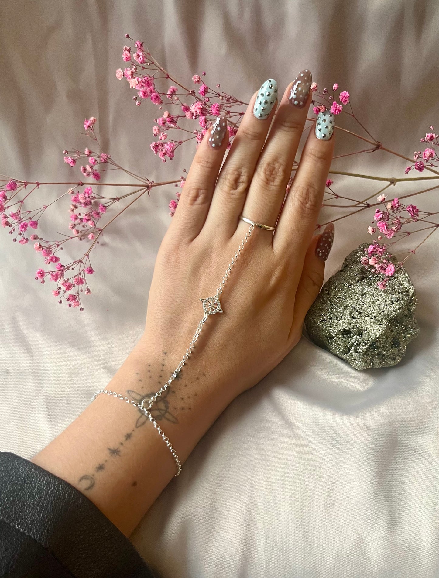 Pulsera bruja moderna
