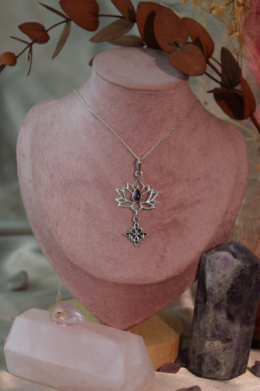 Collar Flor de Loto con Nudo de Bruja