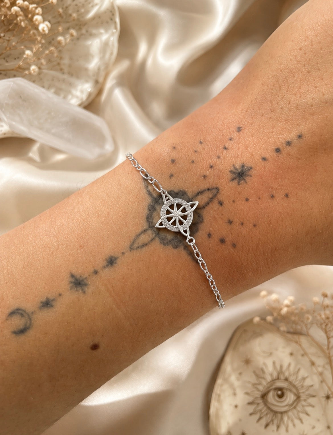 Pulsera nudo de bruja con circonias