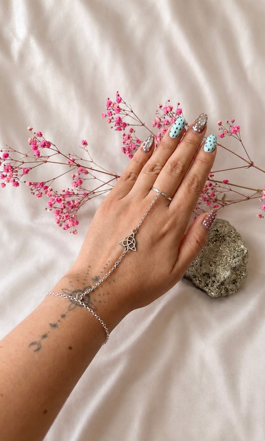 Pulsera bruja moderna