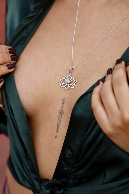 Collar Flor de Loto con cuarzo